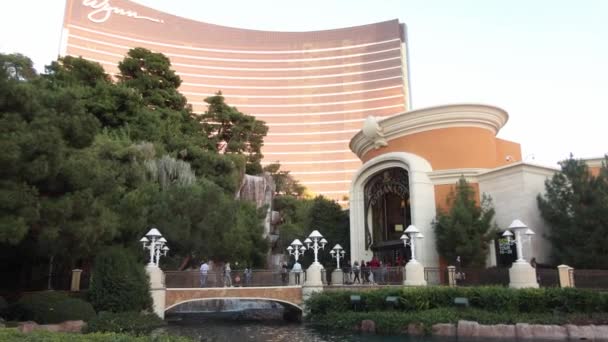 People Walking Wynns Hotel Casino Las Vegas Strip — Stockvideo