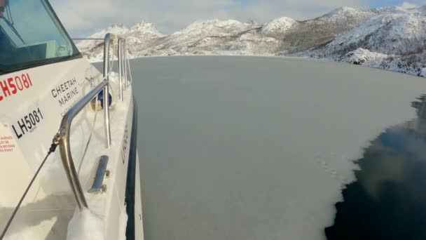 从一条船的前部望去 这条船在挪威维斯特伦附近驶入峡湾 船尾被覆盖着白雪覆盖的高山 冰雪覆盖着 — 图库视频影像