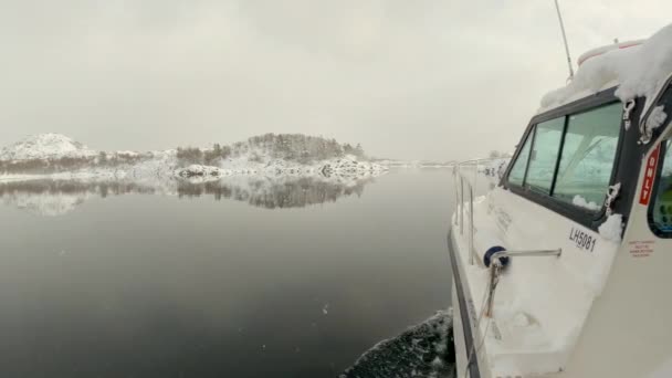 Norveç Karlı Güneşli Karlı Tepelerinde Inanılmaz Sakin Sularda Seyreden Bir — Stok video