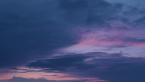 Проміжок Часу Яскравого Барвистого Неба Темніє Від Сильних Дощових Хмар — стокове відео