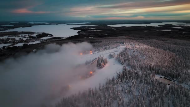雲の空中ビューはブオカッティ丘の上を移動します 冬の日没フィンランド ドローン撮影 — ストック動画