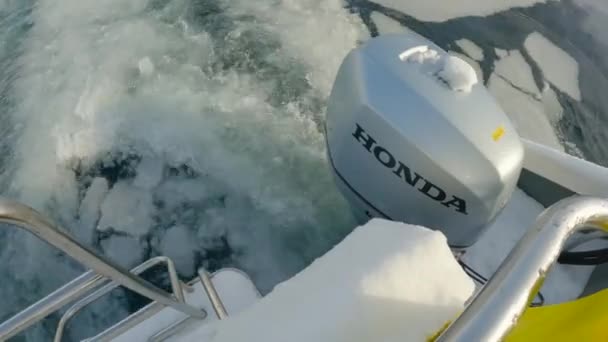从野猪的舷外马达向后仰向背景是美丽的高山覆盖的冰湾 — 图库视频影像
