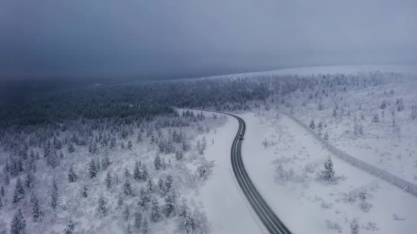 Letecký Pohled Dron Kamionu Jízda Arktických Silnicích Ponurý Den Laponsku — Stock video