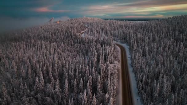 空中ドローンからの眺め ブオカッティ山の頂上への眺め フィンランドのカイヌーでの冬の夕日 — ストック動画
