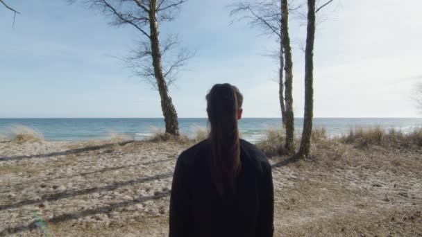 Young Woman Watching Ocean Horizon Looking Tropical Beach Glade Sunny — стоковое видео