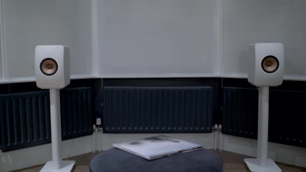 Een Paar Kef Ls50 Meta Speakers Naast Bay Window Thuis — Stockvideo