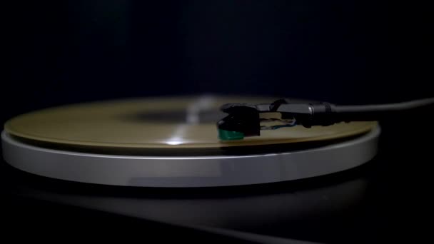 Gold Vinyl Spinning Turntable Zavřít Pohled Uzamčeno — Stock video