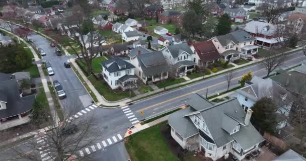 Suburban Homes Town Usa Aerial View Houses Street Late Winter — Vídeos de Stock