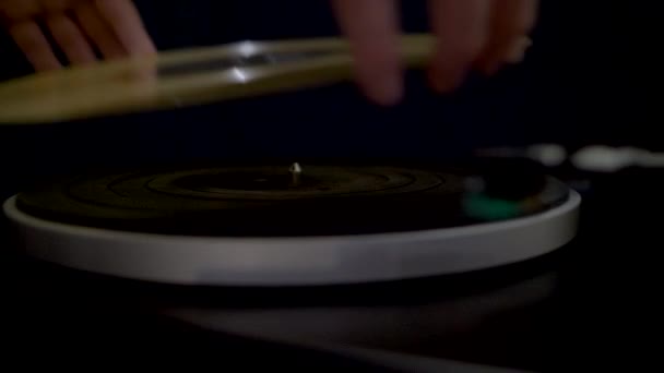 Розміщення Золотого Вінілу Тумбочці Встановлення Stylus Record Крупним Планом Перегляд — стокове відео