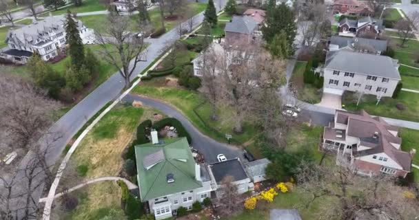 美国小镇上古老的老房子被修复了 春季空中天台景观 倾斜向上揭示 宾夕法尼亚赫希 — 图库视频影像