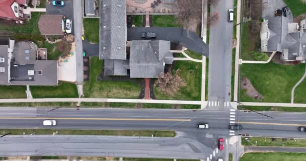 Birds Eye Aerial View Town Usa Traffic Drives Road Homes — Stockvideo