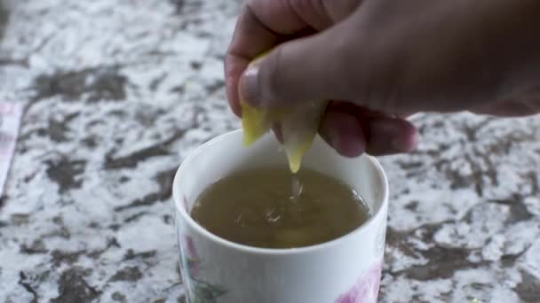 Mãos Masculinas Minoria Étnica Espremendo Limão Fresco Bebida Quente Bloqueado — Vídeo de Stock