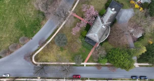 Home Rooftop Spring House Driveway Quiet Residential Street Usa Trees — Video Stock