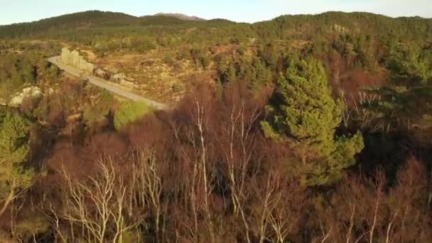 Flying Hill Norwegian Landscape Exposing Lonely Road Lonely Rider — Vídeo de Stock