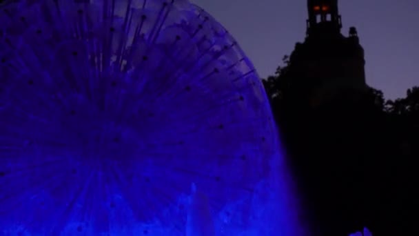 Fontana Sferica Illuminata Luce Blu Durante Una Notte Limpida Stoccolma — Video Stock