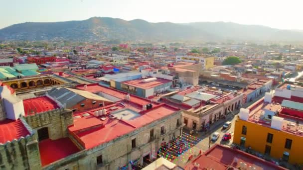 Oaxaca Mexico Drone Vliegen Boven Levendige Kleurrijke Latijnse Koloniale Gebouwen — Stockvideo