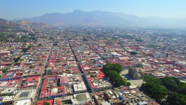都市ラテン植民地時代の赤い屋根を示すメキシコのオアハカ市のワイドドローンショット Cityscape — ストック動画