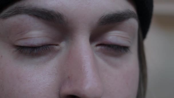 Man Opens His Eyes Reveal Creepy Spooky Green Eyes Staring — Stok Video