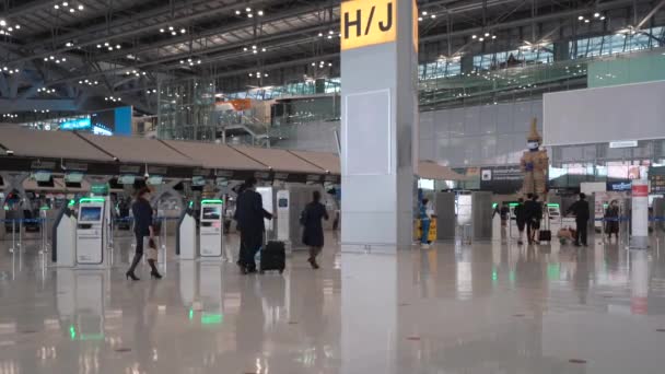 Passagiers Het Gezicht Masker Wandelen Suvarnabhumi Airport Midden Van Pandemie — Stockvideo