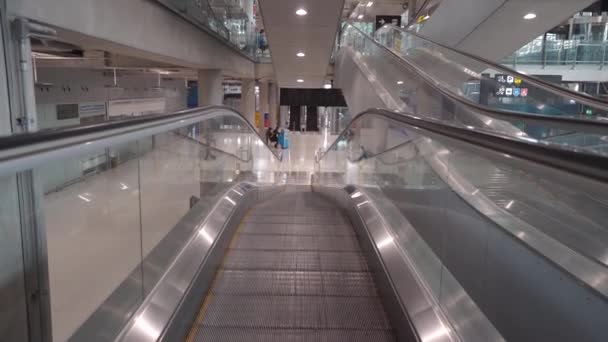 Pov Person Moving Walkway Suvarnabhumi Airport Bangkok Thailand — Stock Video