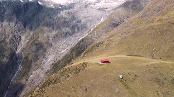 Brewster Hut Located Mountain Ridge Aerial Opening New Zealand Alpine — Stockvideo