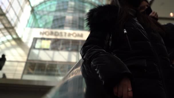 Nahaufnahme Von Zwei Maskierten Frauen Die Eine Rolltreppe Toronto Easton — Stockvideo