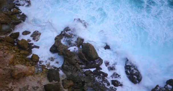 Melihat Dari Atas Tebing Bawah Untuk Menerjang Gelombang Biru Laut — Stok Video
