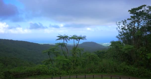 Vista Topo Montanha Mar Azul Caribe Abaixo Distância Vento Soprando — Vídeo de Stock