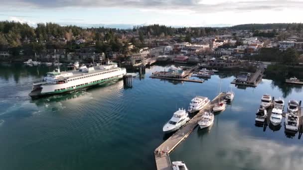 Cinematic Aerial Drone Footage Washington State Ferry Arriving Port Town — Vídeos de Stock
