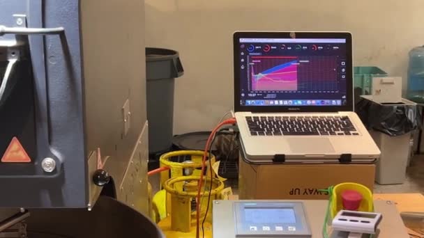笔记本电脑连上烘烤机 以监测咖啡豆的外观和质量控制 — 图库视频影像