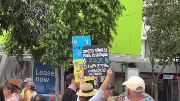 Young Generations Holding Signs High Show Support People Ukraine Brisbane — Stock Video