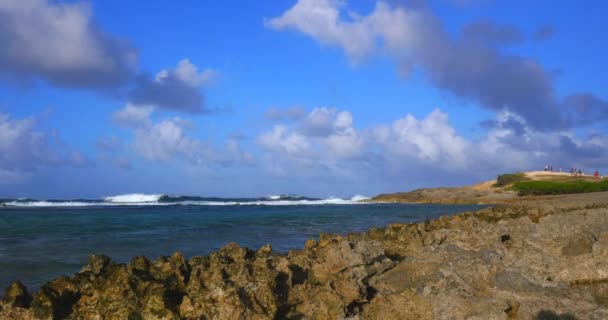 Timelapse Rocky Coastline Evening Druing Golden Hour People Far Distance — Stock videók