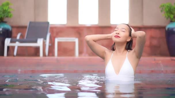 Seksowna Atrakcyjna Kobieta Odpycha Mokre Włosy Twarzy Podczas Kąpieli — Wideo stockowe