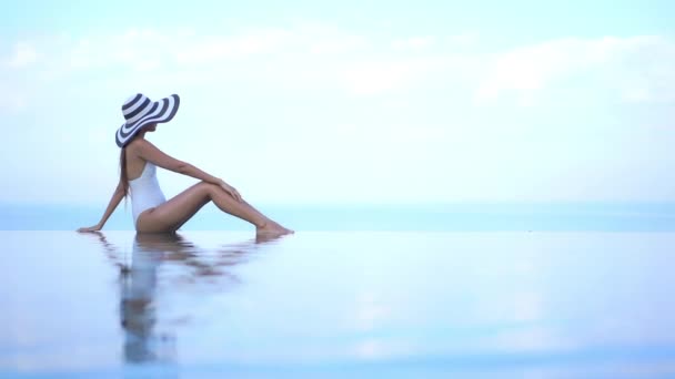 Full Body Profile Young Woman Sits Edge Infinity Edge Pool — Vídeo de Stock