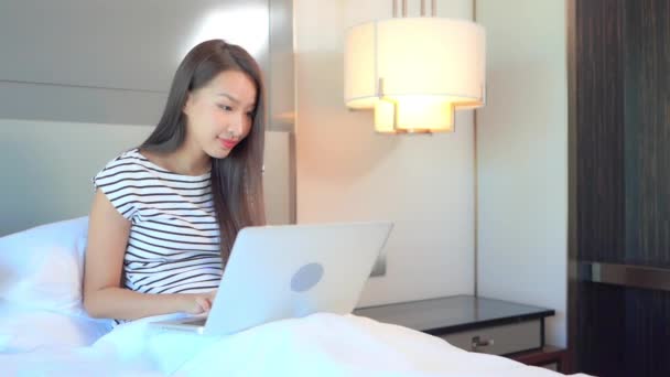 While Sitting Bed Young Woman Works Her Laptop — Vídeo de Stock