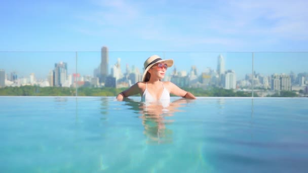 City Skyline Her Attractive Woman Lounges Water Edge Resort Pool — Vídeo de Stock