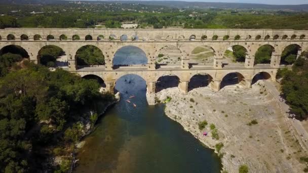Cinematic Aerial Drone Dolly Shot Pont Gard Aqueduct Bridge Well — стоковое видео