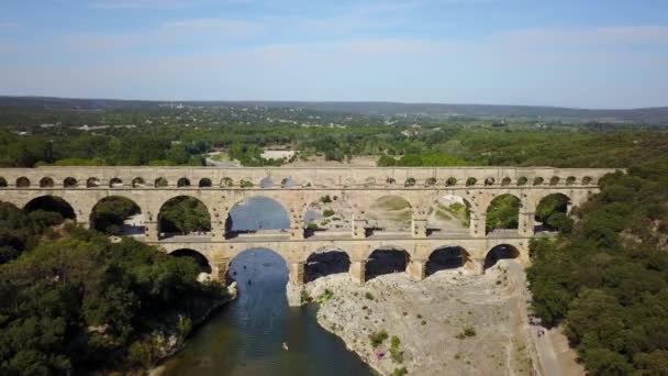 Cinematic Aerial Drone Dolly Shot Pont Gard Aqueduct Bridge Well — стоковое видео
