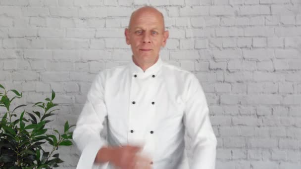 一个自信的大厨的肖像雄的转身收起胳膊 — 图库视频影像