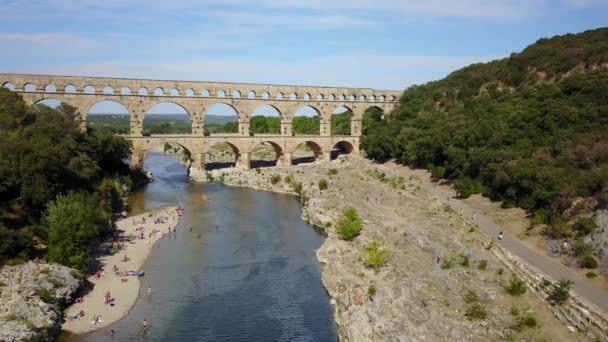 法国公元1世纪罗马人建造的保存完好的拱形拱桥 Pont Gard Aqueduct Bridge 的电影式4K无人驾驶飞机镜头 — 图库视频影像