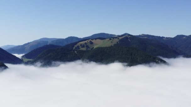 美丽的山峰和山谷的Liptov 斯洛伐克 空中拉回镜头消失在浓密的云彩中 — 图库视频影像