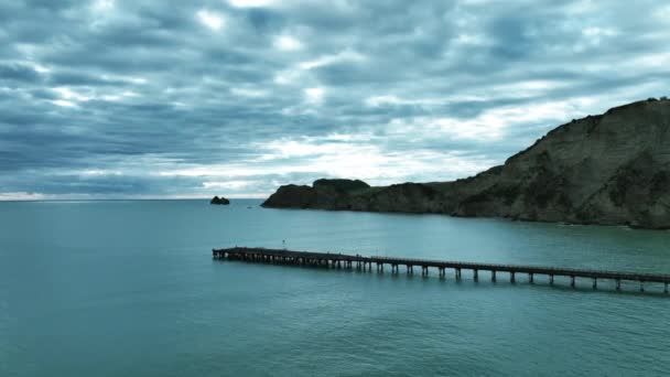 Fly Aloft Foreboding Autumnal Day Tolaga Bay Wharf New Zealand — Vídeos de Stock