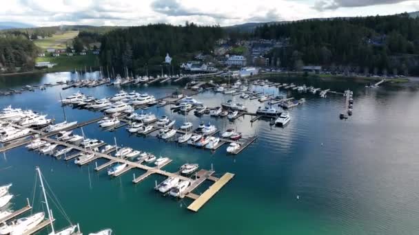 Cinematic Aerial Drone Dolly Shot Roche Harbor Waterfront Resort Sheltered — Vídeo de stock