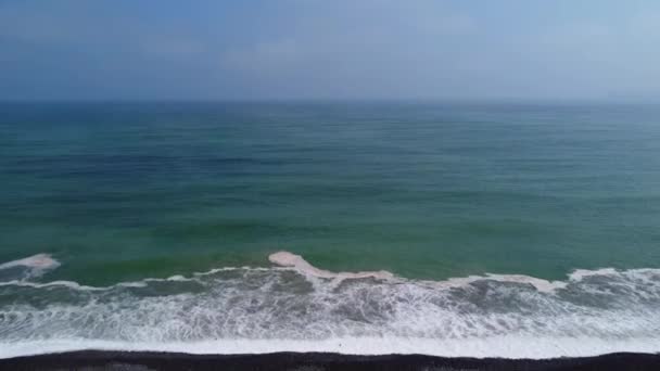 ドローン4K映像はゆっくりとビーチの上を飛んでいます 海と空の青い地平線に向かって進んでいく — ストック動画