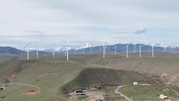 水平軸風力タービン 丘陵地帯のキッタス郡エルレンスバーグ近くの西ワシントン州の近代的な風力タービンの映画4K空中ドローン軌道 — ストック動画