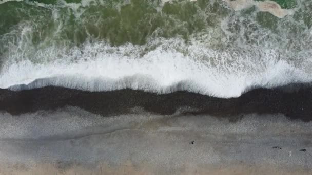 ペルーのリマで岩の多いビーチのドローン4K映像 波が海岸に打ち寄せるトップダウンのショット — ストック動画
