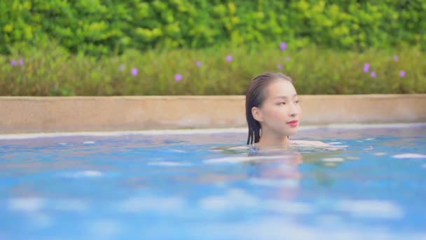 Young Attractive Woman Neck High Swimming Pool Water Turns Her — Stockvideo