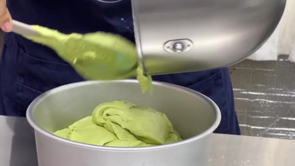 Scarping Matcha Cake Mixture Using Spatula Mixing Bowl Baking Mould — Vídeo de stock