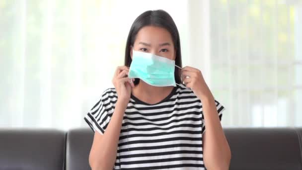 Mycket Attraktiv Ung Kvinna Demonstrerar Sätta Sin Kirurgiska Mask — Stockvideo