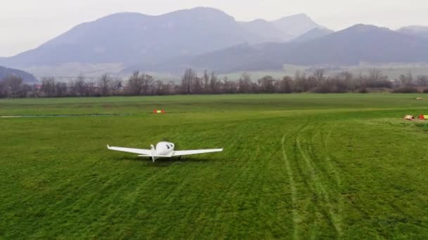 Piccolo Aereo Che Percorre Una Pista Preparandosi Decollo Nella Nebbiosa — Video Stock